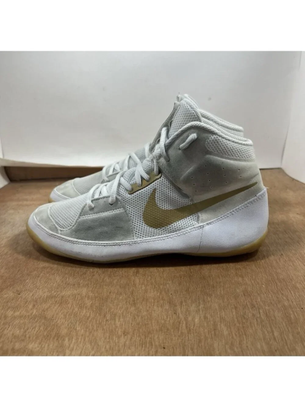 Nike Fury Shoes Mens Size 9 White Gold AO2416-170 Gum Sole